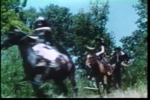 Barbares à cheval charge à travers le champ — Video