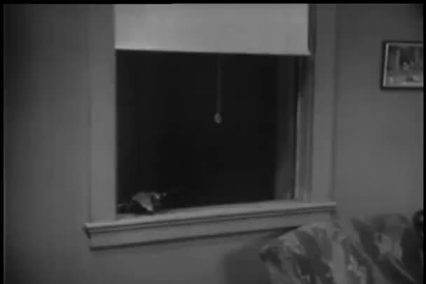 Kriminelle brechen durch Fenster in Haus ein — Stockvideo