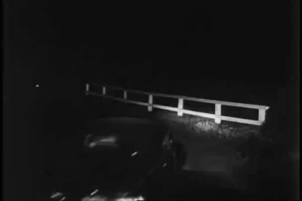 Αυτοκίνητο παρασύρεται στον δρόμο τη νύχτα — Αρχείο Βίντεο