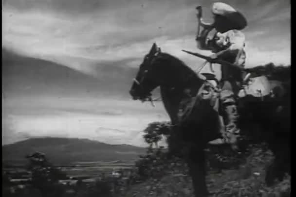 爆炸敲掉马的墨西哥士兵 — 图库视频影像