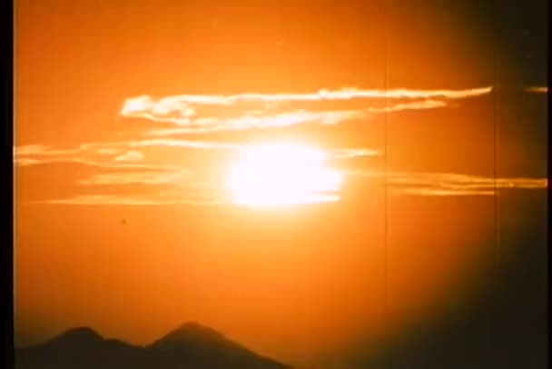 Широкий снимок восхода солнца над горами — стоковое видео