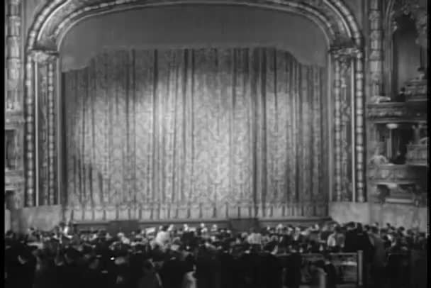 Široký záběr na diváky v divadle čeká na výkon začít — Stock video