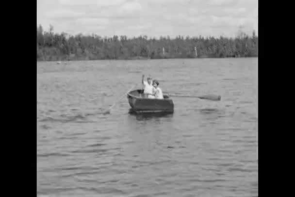 宽射击的女孩和男孩在湖上划船 — 图库视频影像