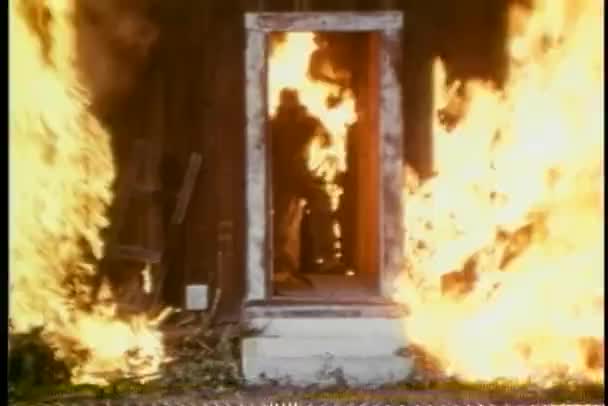 Cascadeur en feu pendant le tournage de la scène de film — Video