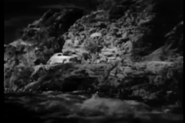 Carro dos anos 40 a desviar-se da estrada para o rio — Vídeo de Stock