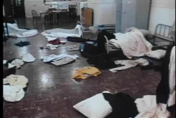 Amplo tiro de roupas espalhadas por toda a sala — Vídeo de Stock