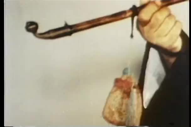 Gros plan de la main apportant tuyau d'opium à la bouche — Video