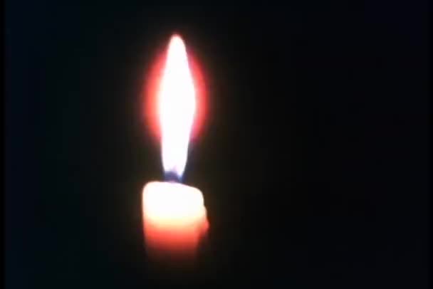 Primo piano della fiamma delle candele — Video Stock