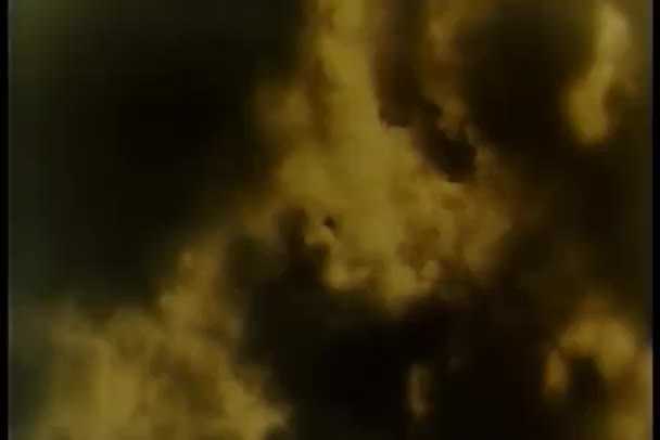 Iluminação em um céu tempestuoso — Vídeo de Stock