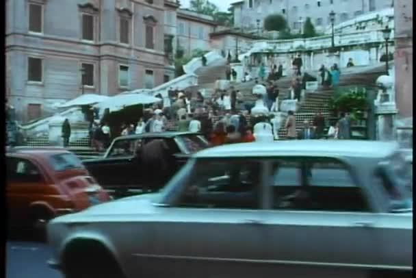 Wide shot of milling around Spanish Steps, Rome, Italy — Stock Video