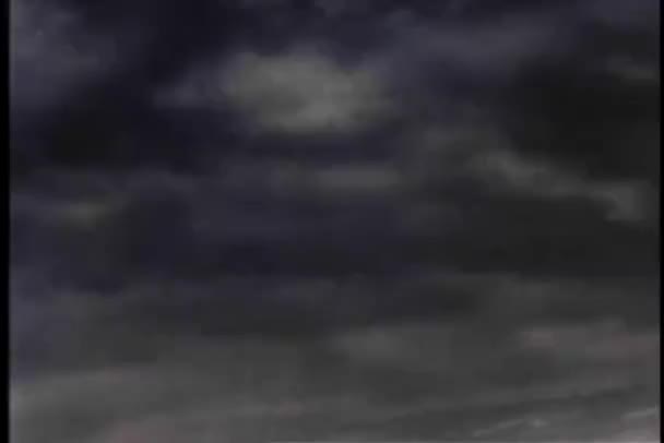 海で荒れ狂う嵐のワイド ショット — ストック動画