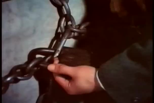 Μεγέθυνση του τα χέρια που προσπαθεί να ανοίξει την κλειδαριά με πάρει — Αρχείο Βίντεο