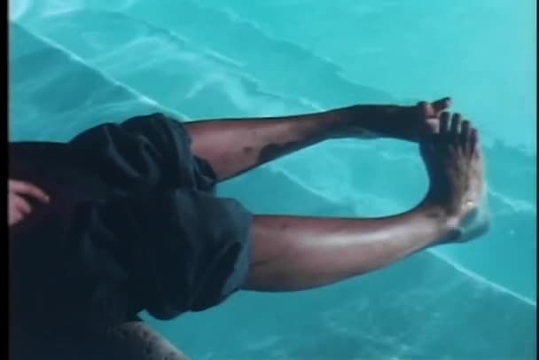 Mulher mergulhando pés na piscina — Vídeo de Stock