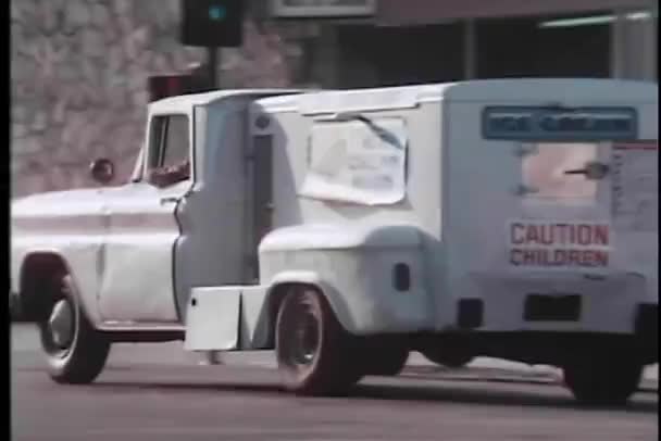 Camion de crème glacée conduite à travers la circulation — Video