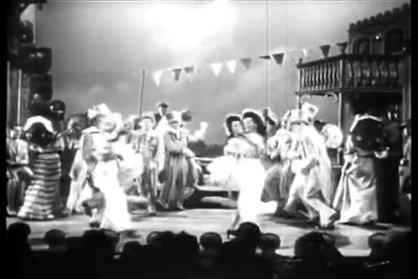 Χορευτές σε κοστούμια performing επί σκηνής — Αρχείο Βίντεο