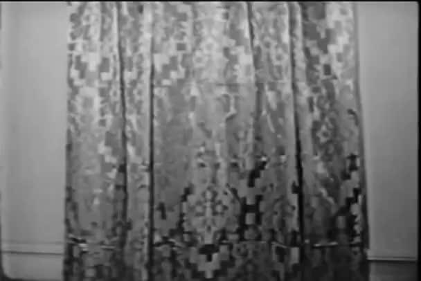 Amplo tiro de movimento atrás de cortinas — Vídeo de Stock