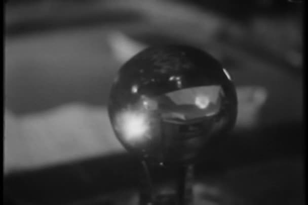 Primo piano di luce lampeggiante all'interno sfera di cristallo — Video Stock