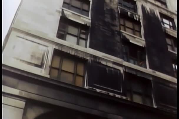 Panning up edificio bruciato — Video Stock