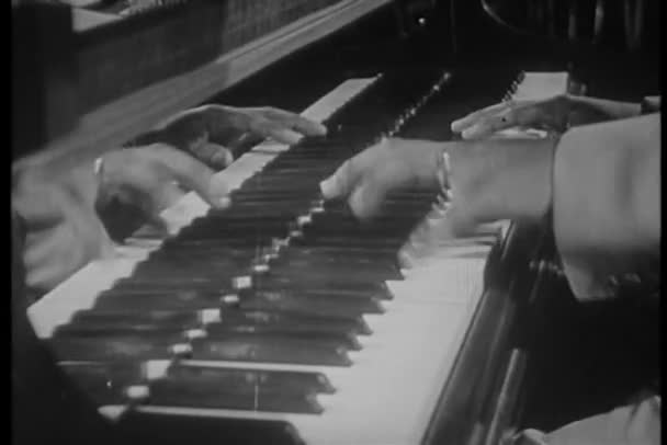 Close-up van jazz-muzikant speelde piano — Stockvideo