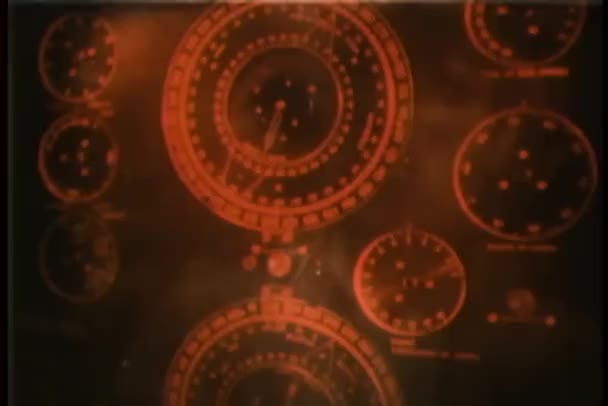 Gros plan des roues tournantes sur le panneau de commande dans le sous-marin 