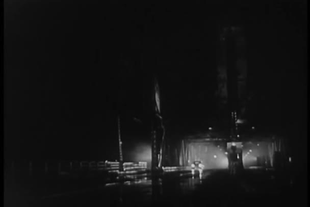 Arrêt de voiture sur pont mouillé la nuit, Los Angeles, Californie, USA — Video
