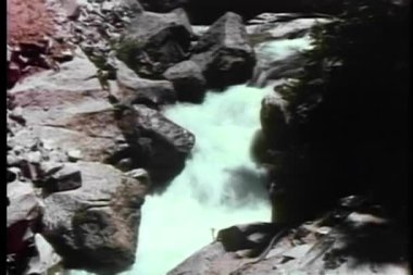 kayalar nehir akan suyun yüksek açılı görünüş