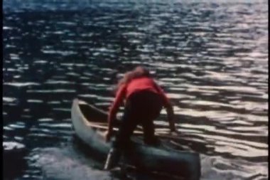 Dikiz kadın göl teknede satır içine alma