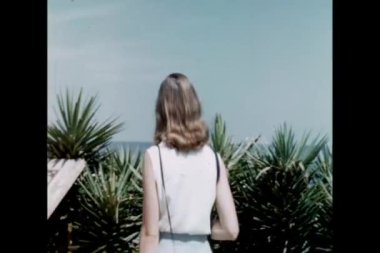 Dikiz kadın turist denize bakarak