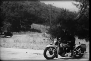 Motosiklet ülke yollarda araba kovalayan polis memuru