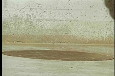 Kanalizasyon kapağı kaldırarak adam düşük açılı görünüş