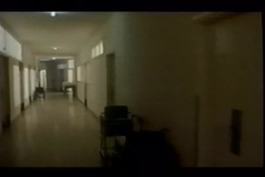 boş hastane koridorunda Steadicam shot