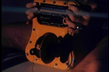 adam eski bir holding sos sinyali radyo moda