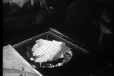 bir küllük masada kağıt parçaları yanan adam orta bölümü