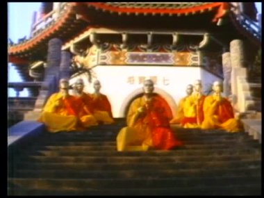 Keşişler adımlar shaolin Tapınağı önünde dua