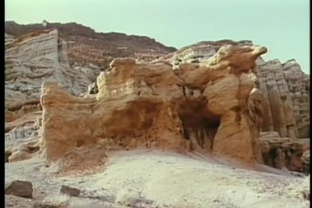 Montaggio di formazioni rocciose desertiche — Video Stock