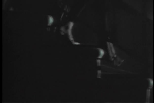 Γυναίκα σε ψηλά τακούνια, περπατώντας κάτω από σκάλες τη νύχτα — Αρχείο Βίντεο