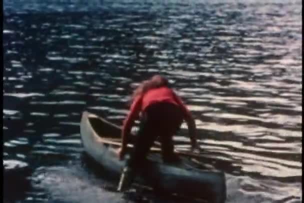 Πίσω όψη της γυναίκας να μπουν στην γραμμή βάρκα στη λίμνη — Αρχείο Βίντεο