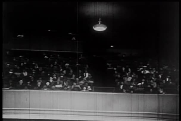 Audiencia panorámica en el teatro — Vídeo de stock