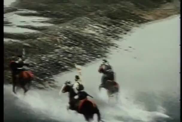 Guerreros japoneses luchando en el campo de batalla — Vídeos de Stock