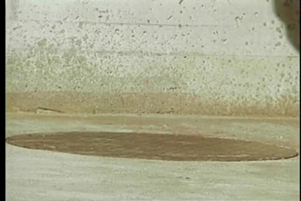 男人卸下沙井盖的低角度视图 — 图库视频影像