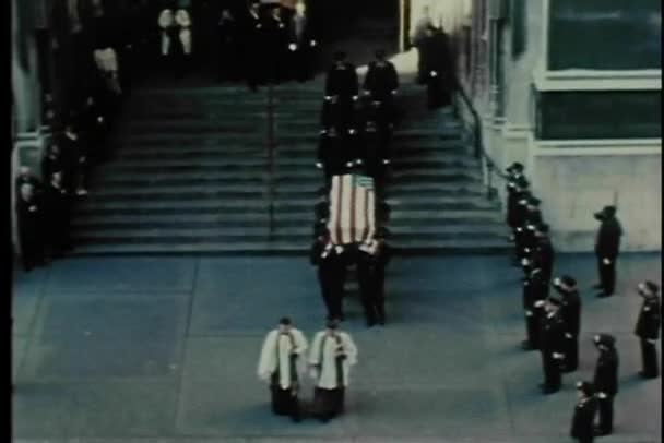 消防员的棺材托举消防车在追悼会期间 — 图库视频影像