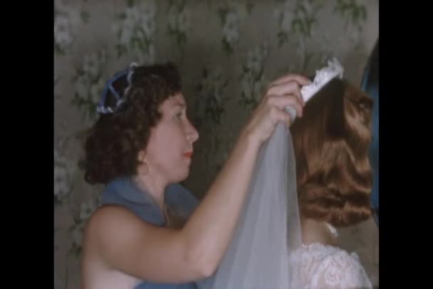 Bruidsmeisje helpen bruid met huwelijkssluier — Stockvideo