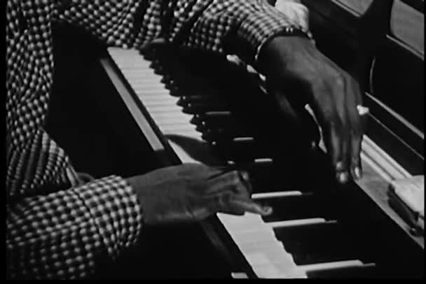 Medium shot di uomo che suona il pianoforte — Video Stock