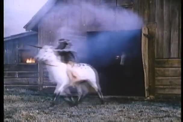 Indianer auf dem Pferderücken entkommen brennender Ranch — Stockvideo