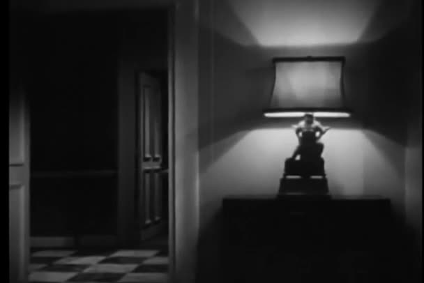 Homme entrant dans la maison par la porte de derrière 