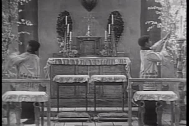 Altar boys verlichting kaarsen in kerk — Stockvideo