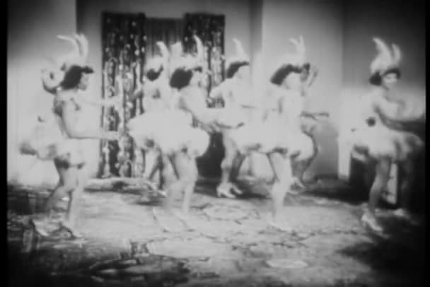 Donne in costume che praticano la danza di routine in salotto — Video Stock