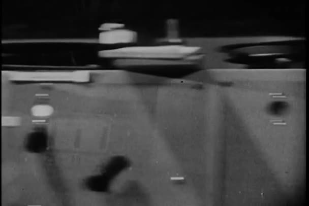 Sestřih z člověka působí čtyřicátých jukebox — Stock video
