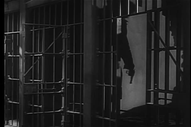 在开枪击中单元格中越狱的囚犯的阴影 — 图库视频影像