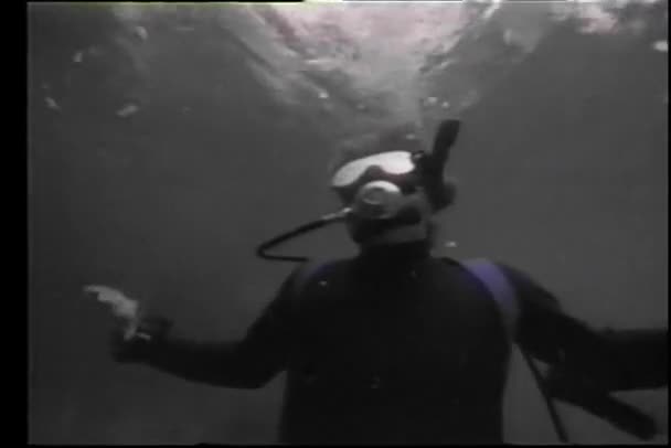 Scuba diver, plavání pod vodou — Stock video